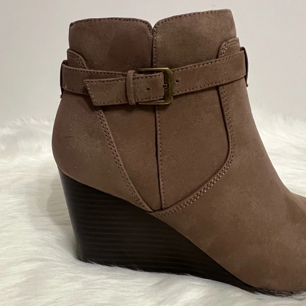 Market & Spruce Womens Taupe Serah Suede Heel Booties Boots Size 7.5 NWOB